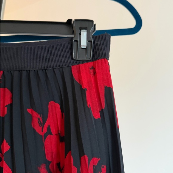 H&M Black and Red Floral Pleated Skirt - Picture 3 of 5